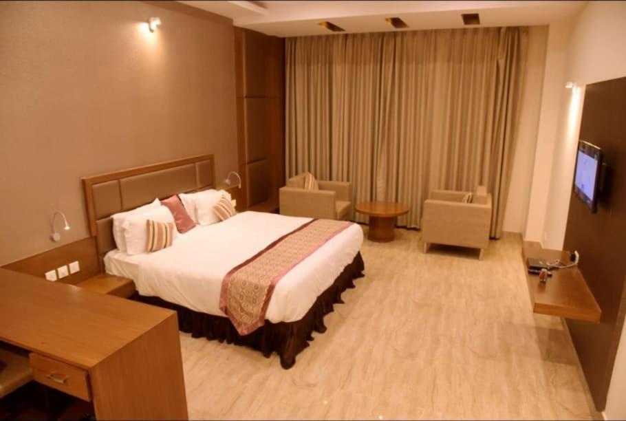 Hotel Krishna Palace Ayodhya Extérieur photo