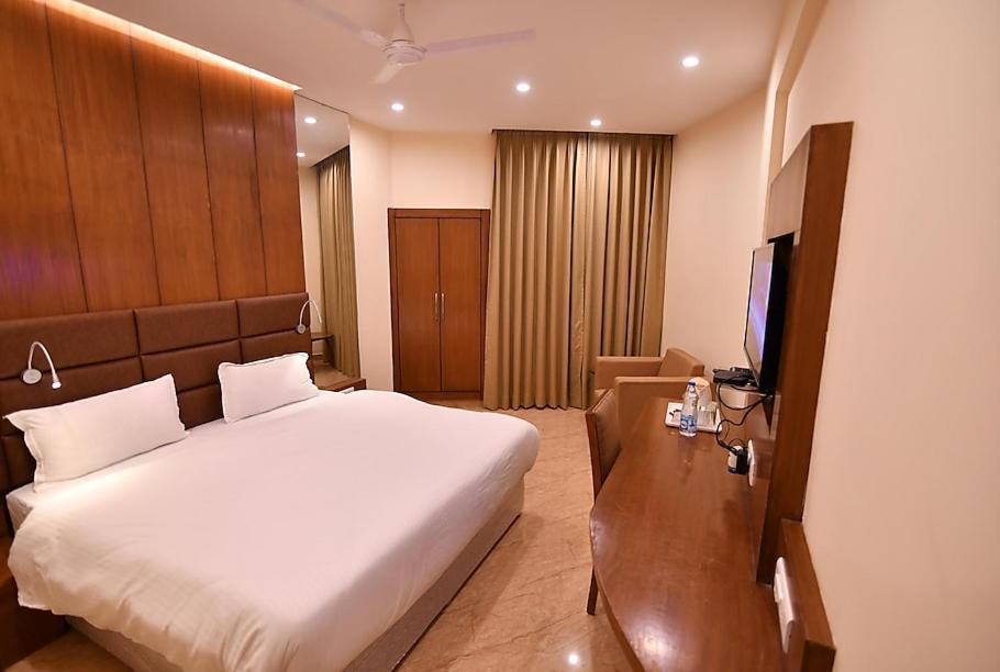 Hotel Krishna Palace Ayodhya Extérieur photo