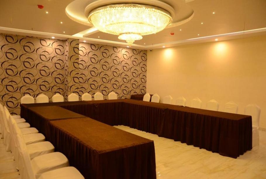 Hotel Krishna Palace Ayodhya Extérieur photo