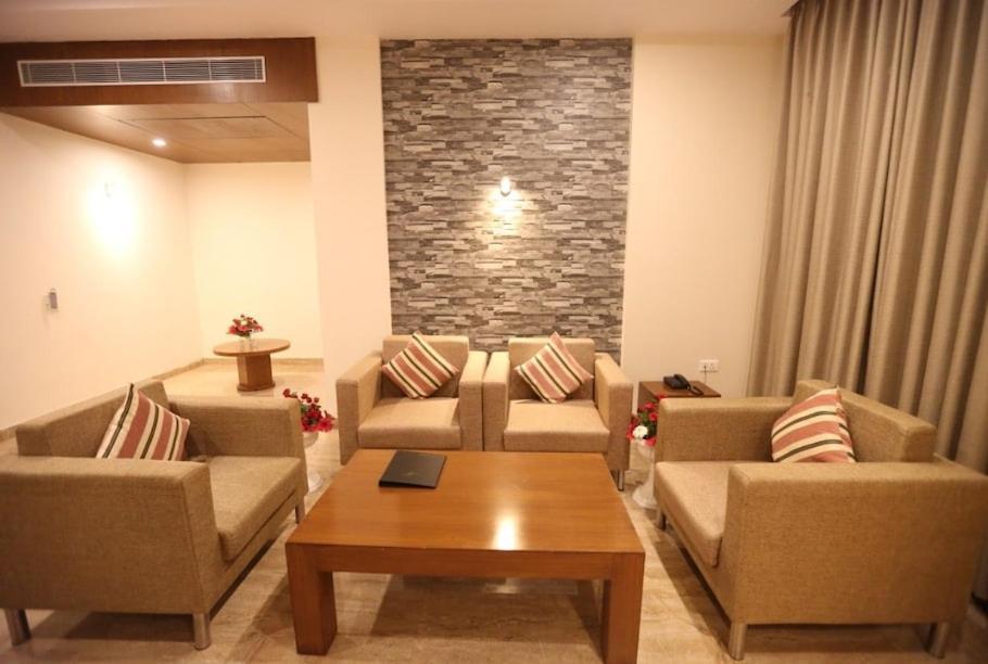 Hotel Krishna Palace Ayodhya Extérieur photo