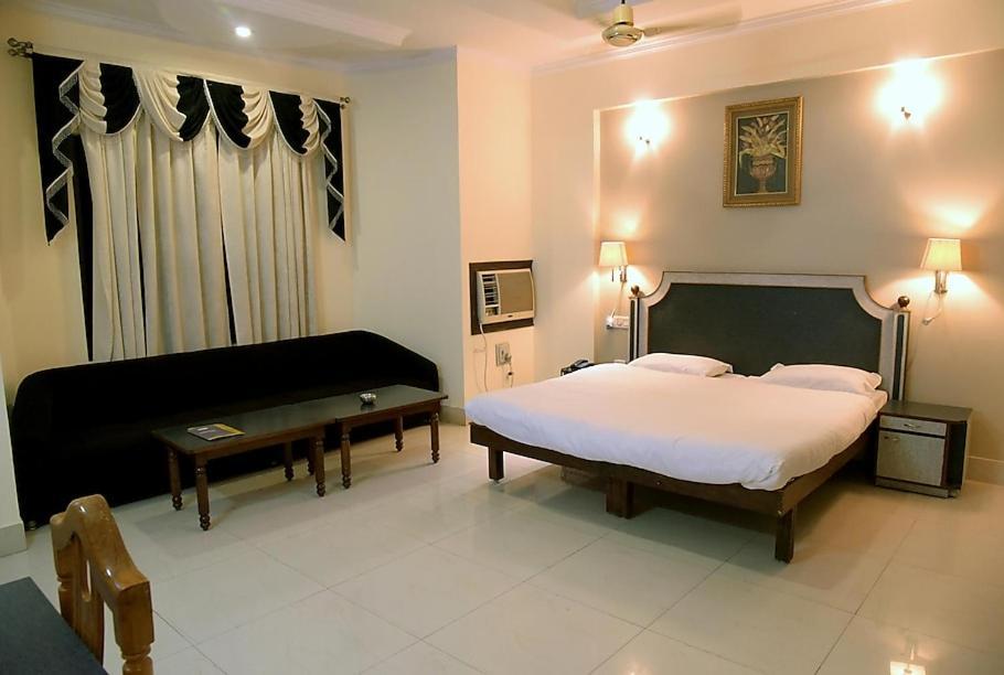 Hotel Krishna Palace Ayodhya Extérieur photo