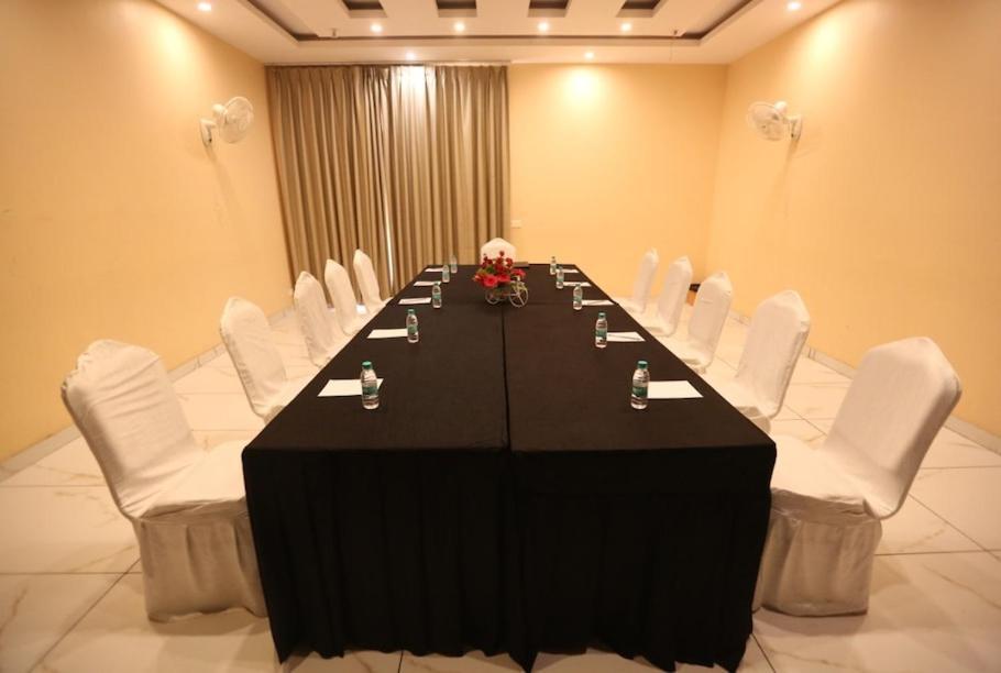 Hotel Krishna Palace Ayodhya Extérieur photo