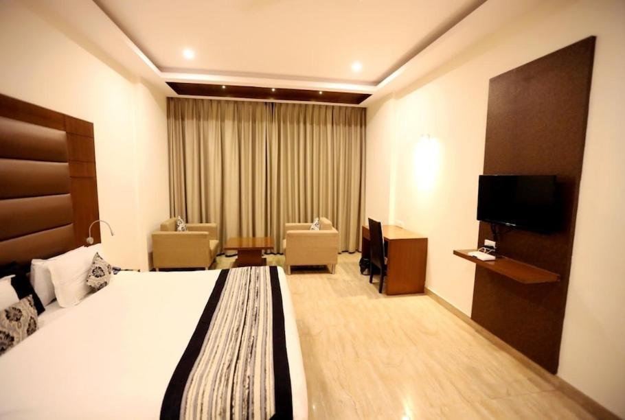 Hotel Krishna Palace Ayodhya Extérieur photo